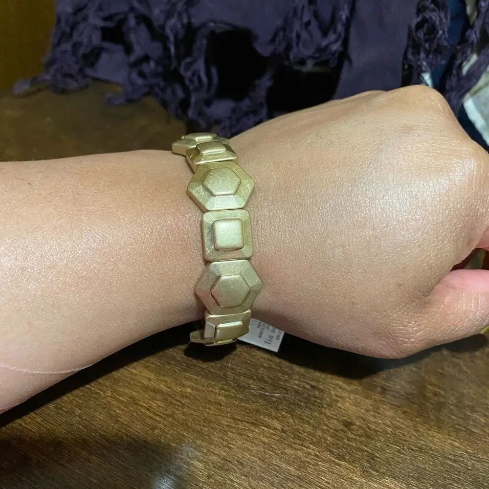 Gorgeous collectible old gold tone bracelet by Lia Sophia, stretch. New